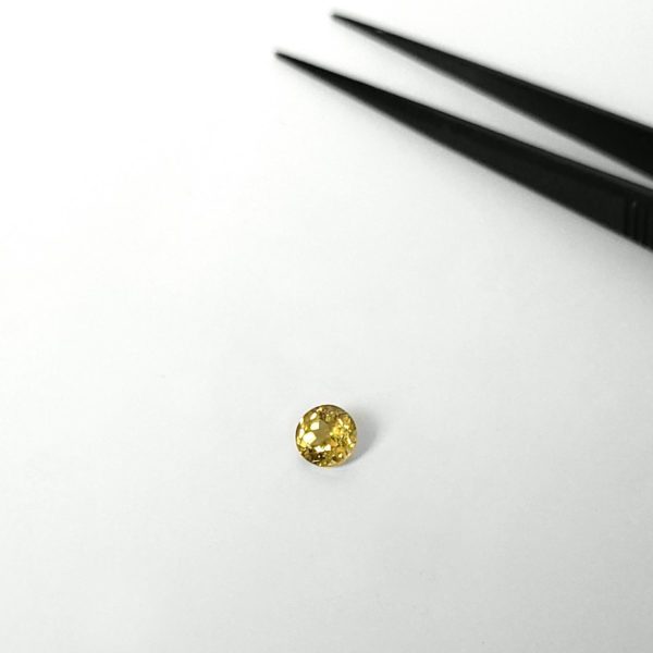 Dieser Edelstein von Schütt ist ein gelber Chrysoberyll in runder Form.