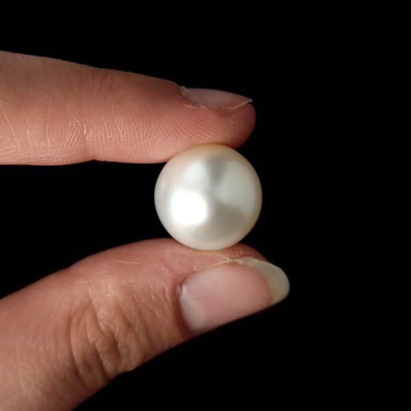 Dieser stein ist eine weisse Perle rund.