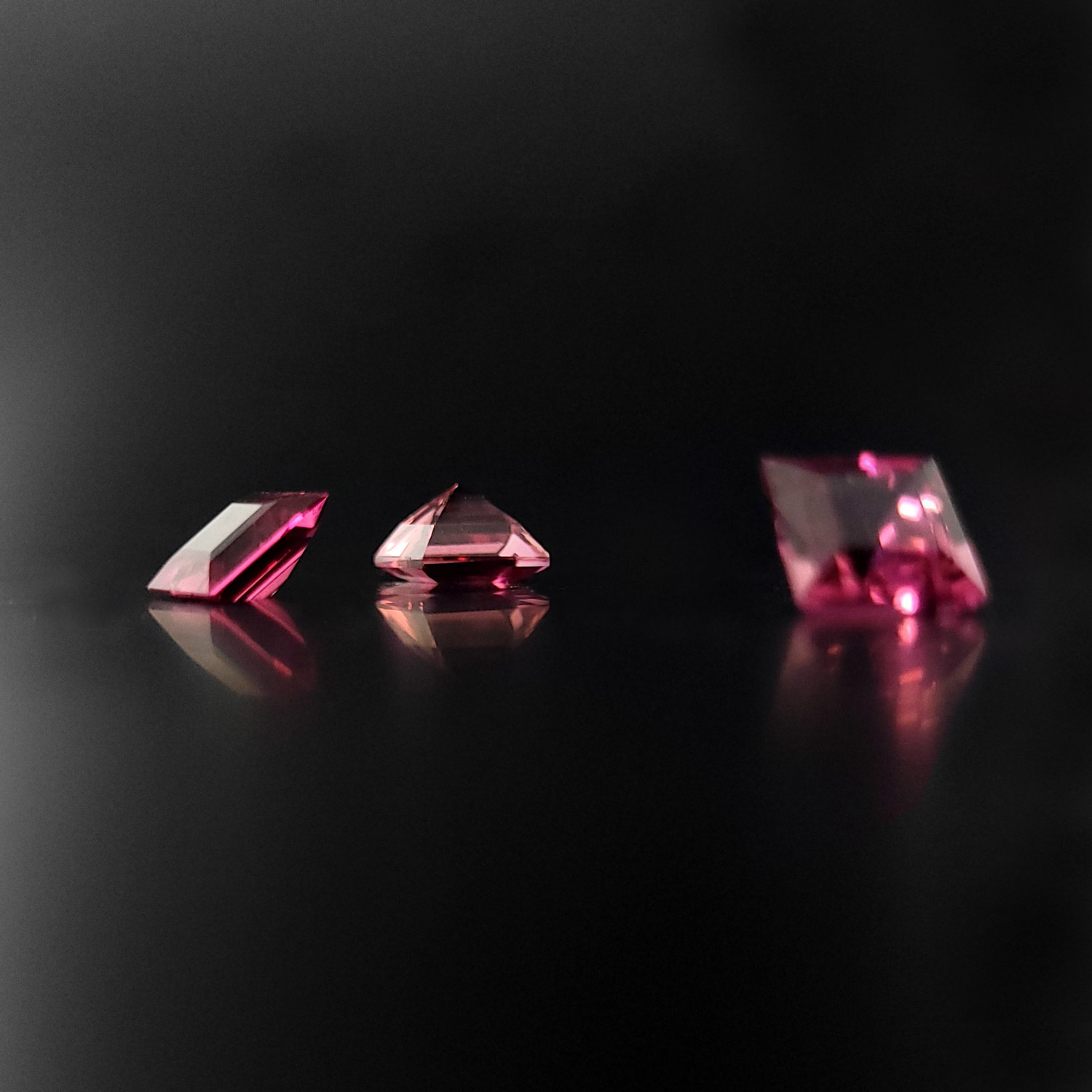 Diesen drei Edelsteinen aus Schuett sind rosa facettierte carre turmalin.