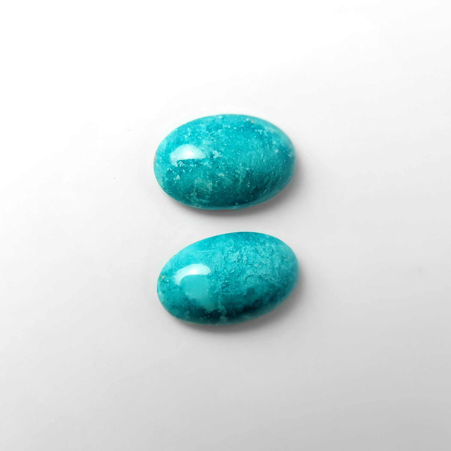Der Edelstein Türkis ist ein blau-grüner Türkis oval cabochon