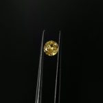 Dieser Edelstein von Schütt ist ein gelber Chrysoberyll in runder Form.