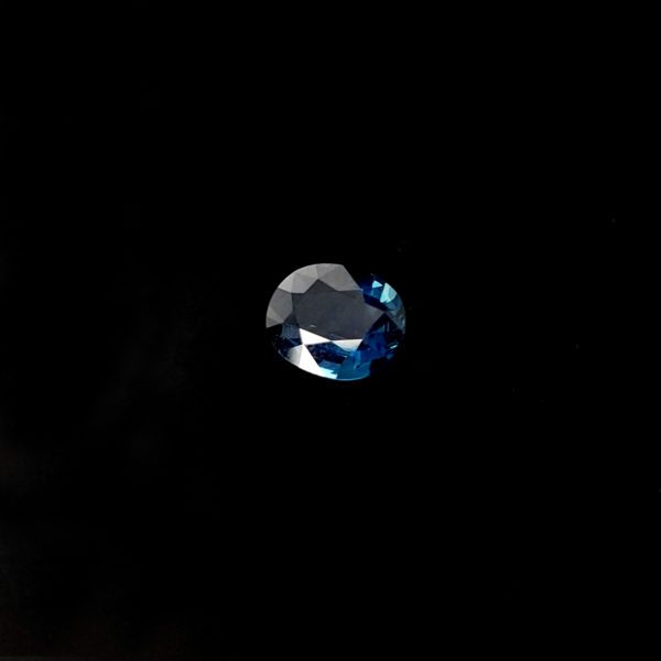 Dieser dunkel blaue Edelstein ist ein ovaler Saphir.