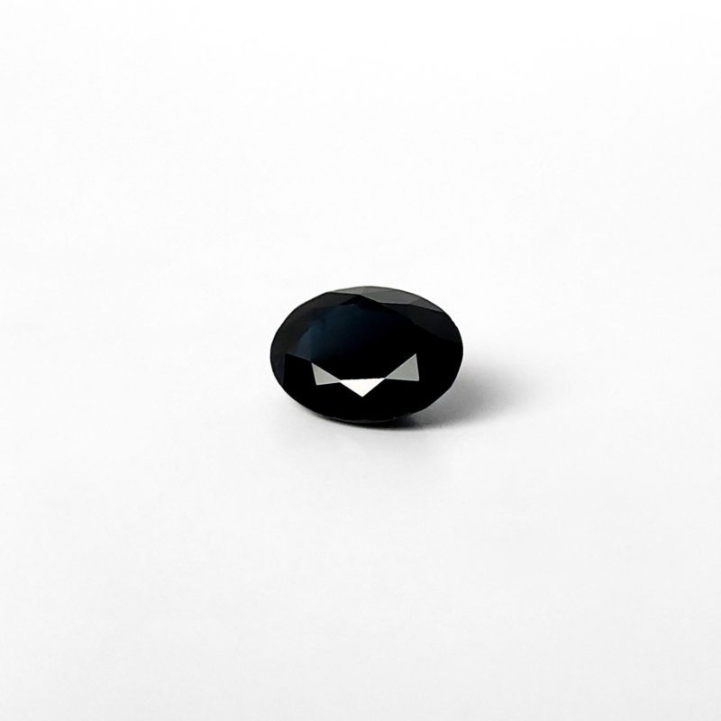 Dieser dunkel schwarze Edelstein ist ein ovaler Saphir.