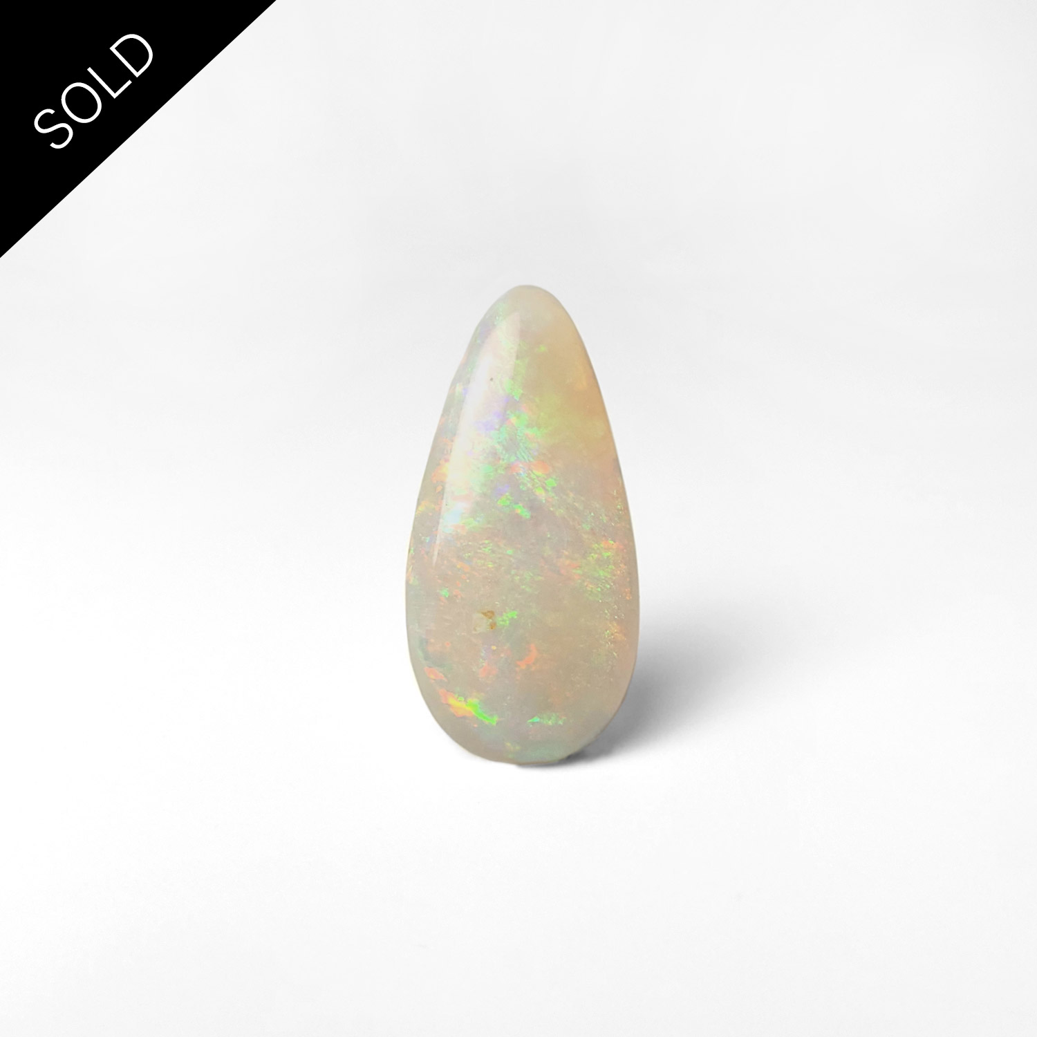 Dieser nachhaltige bunte Edelstein ist ein Opal aus Australien, geschliffen von Schütt.