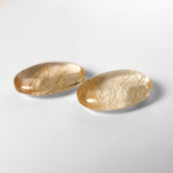 Dieser Rutilquarz ist ein Edelstein ovaler cabochon mit nadeligen goldenen Einschlüssen.