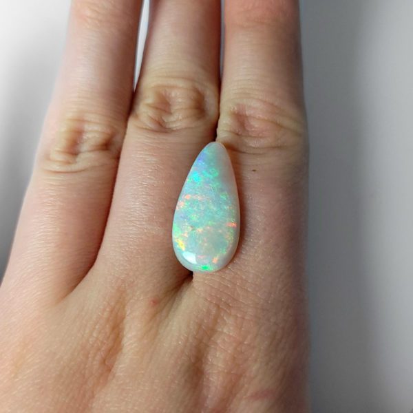Dieser farbige Opal aus Australien ist in einer cabochon tropfenform geschliffen.