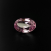 Dieser ovale Kunzit ist ein Rosa farbener Edelstein der zur Gruppe der Spodumen gehört.
