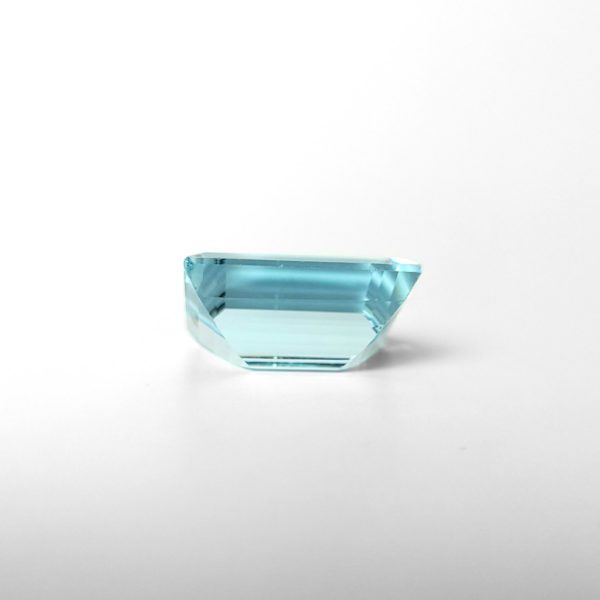 Dieser Edelstein von Schütt ist ein blauer Aquamarin in baguette facettiert Form.