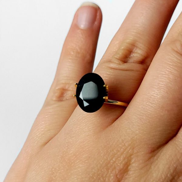Dieser dunkel schwarze Edelstein ist ein ovaler Saphir.