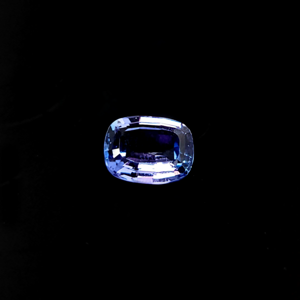 Dieser Tansanit in antik-Form und Treppen-Schliff besitzt kleine Defekte schwierig zu erkennen. die färbe der edelstein : tiefes Violettblau.
