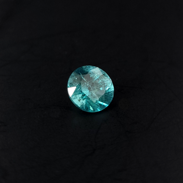 Dieser Edelstein ist ein blau grüne Turmalin facettiert rund.