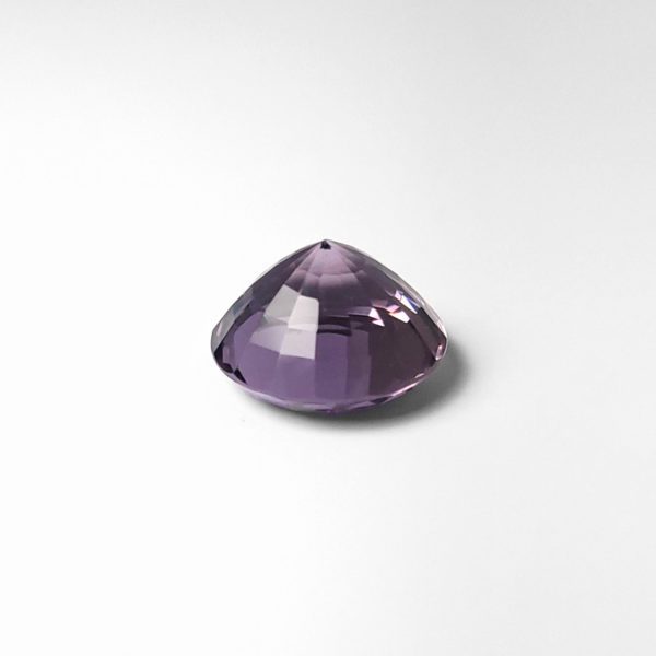Der aus der Quarz-Gruppe stammende runde Amethyst funkelt in einem kraftvollen Violett Farbton.