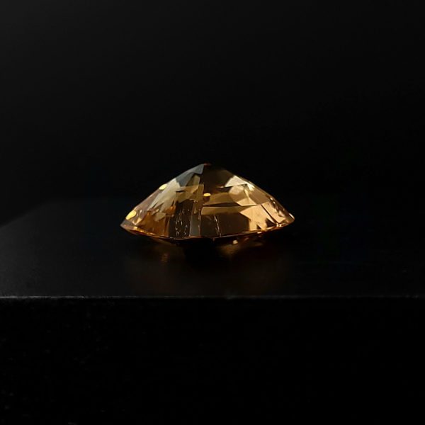 Dieser Edelstein ist ein imperial edel geschliffen in eine antik kissenform.