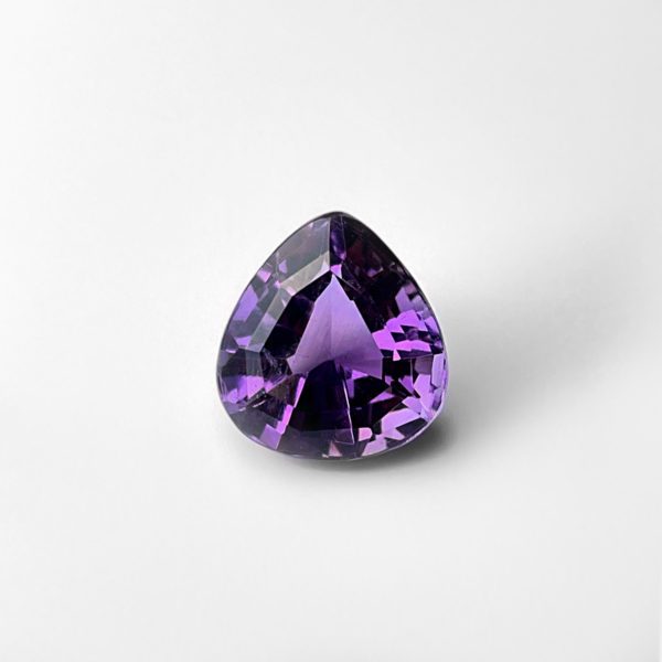 Der aus der Quarz-Gruppe stammend Amethyst funkelt in einem kraftvollen Violett Farbton.