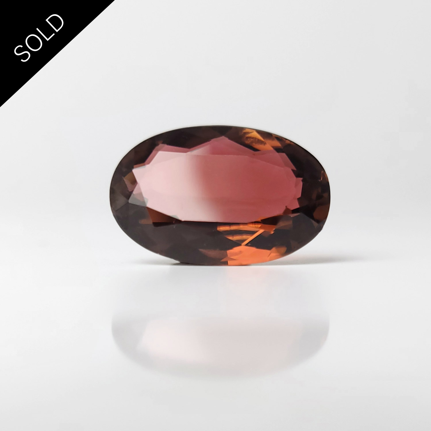 Dieser nachhaltige Edelstein ist oval facettiert und hat eine rosarote Farbe.