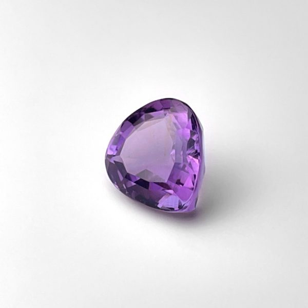 Der aus der Quarz-Gruppe stammend Amethyst funkelt in einem kraftvollen Violett Farbton.