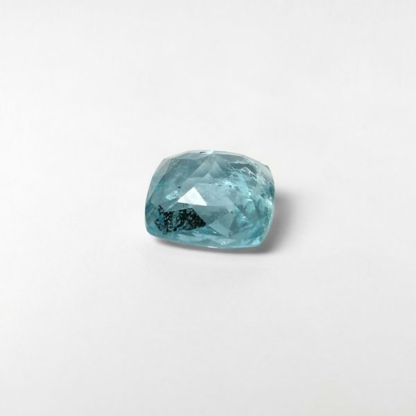 Dieser Edelstein ist ein blauer Topas geschliffen in eine antik carre form.