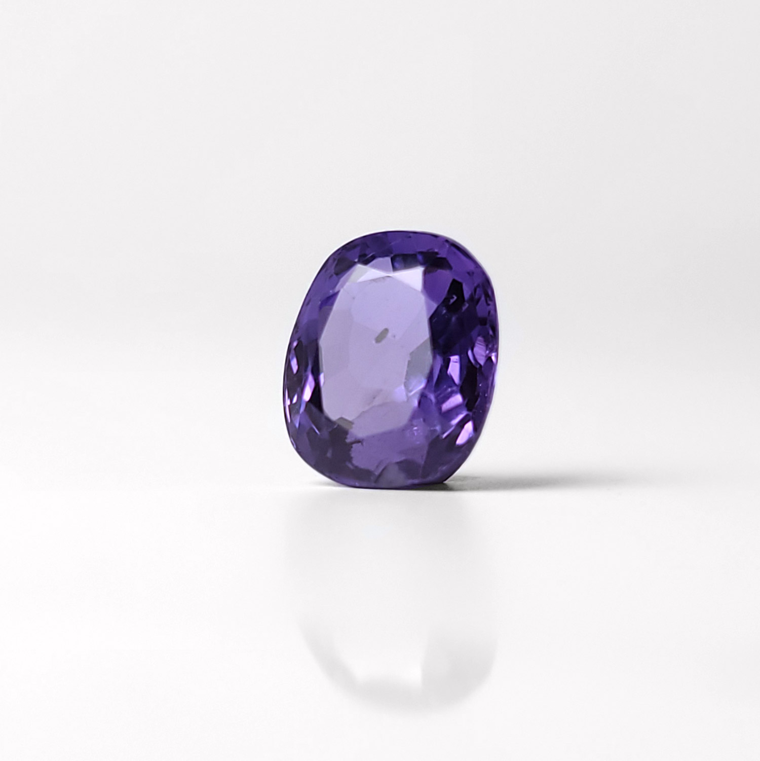 Dieser violett blaue Edelstein ist ein antik Saphir.