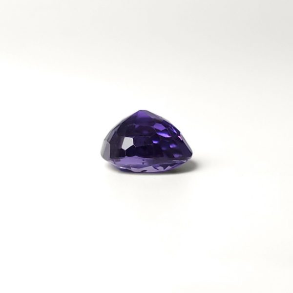 Dieser violett blaue Edelstein ist ein antik Saphir.