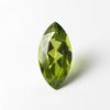 Dieser grüne Edelstein im Navett-Schliff wird Oliven oder Peridot genannt.