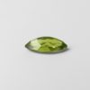Dieser grüne Edelstein im Navett-Schliff wird Oliven oder Peridot genannt.
