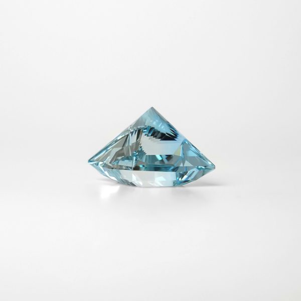 Dieser Edelstein ist ein blauer Topas geschliffen in eine Prinzessschliff carre form.