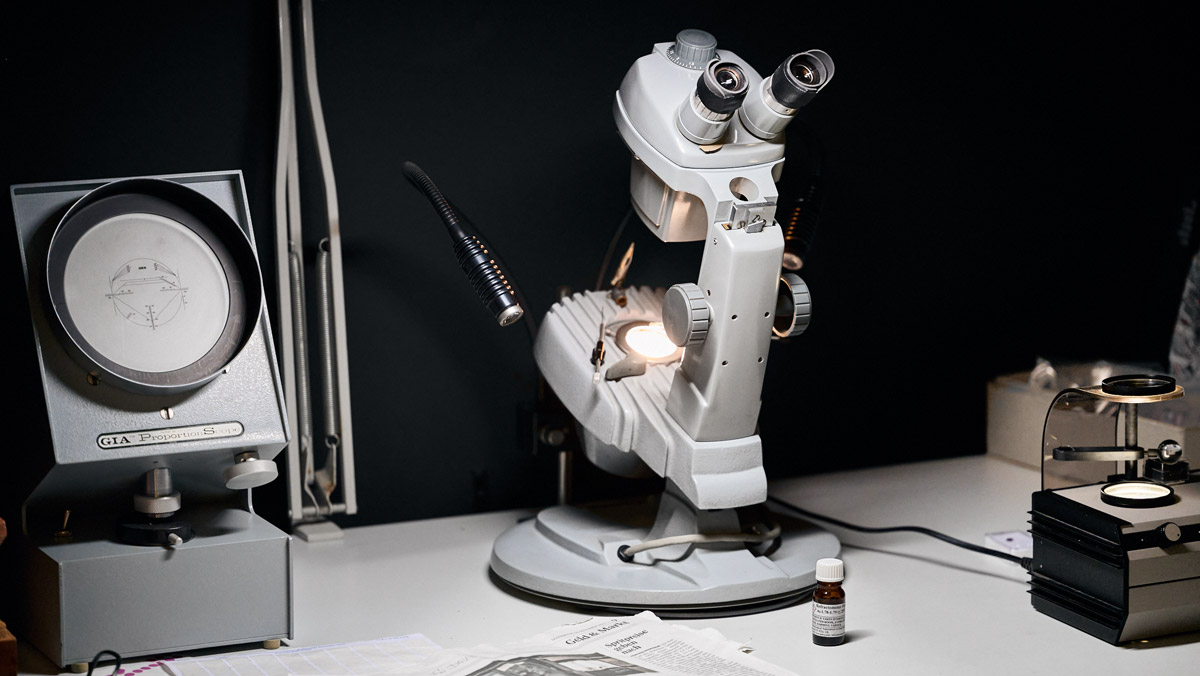 Edelstein Mikroskop Untersuchung mit gemmologie Instrumenten