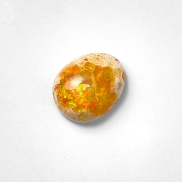 Dieser nachhaltige Edelstein von Schütt ist ein cabochon Feuer opal.