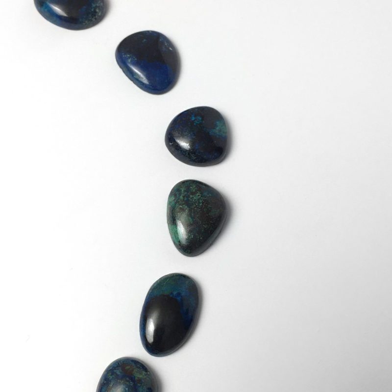 Diese nachhaltige Edelsteine von Schütt ist ein oval und rund cabochon geschliffen Sodalithe.