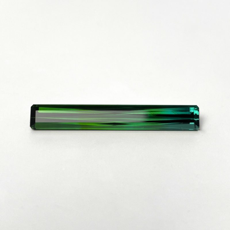 Dieser Edelstein ist ein mehrfarbiger Turmalin mit Grün und Blau farbverlauf.