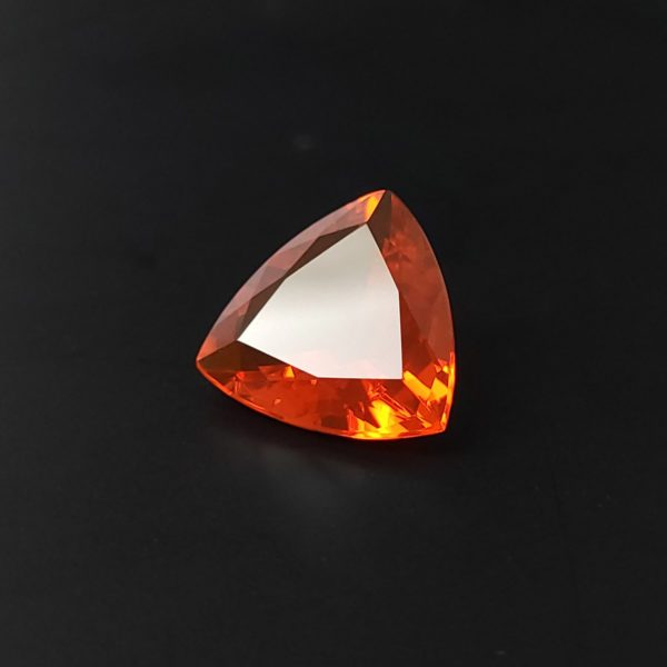 Dieser nachhaltige Edelstein von Schütt ist ein Trillion facettiert Feuer opal in gelb Orange.