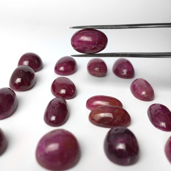 Diese nachhaltige Edelsteine von Schütt ist ein oval und rund cabochon geschliffen stern Rubin.