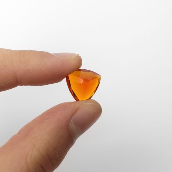 Dieser nachhaltige Edelstein von Schütt ist ein Trillion facettiert Feuer opal in gelb Orange.