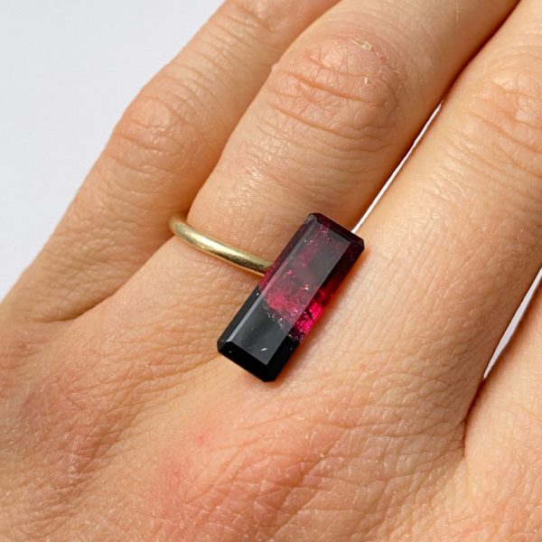 Dieser nachhaltige Edelstein ist ein mehrfarbiger Turmalin in Rot und Schwarz.