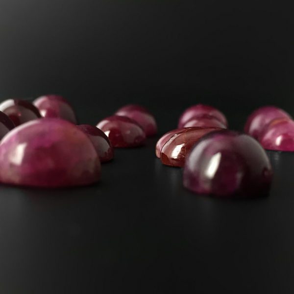 Diese nachhaltige Edelsteine von Schütt ist ein oval und rund cabochon geschliffen stern Rubin.
