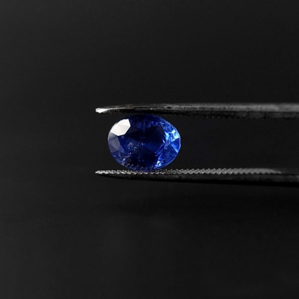 Dieser blaue Edelstein ist ein ovaler Saphir.