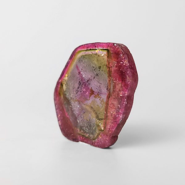 Dieser Edelstein ist ein Turmalin in seiner natürlichen kristall form.