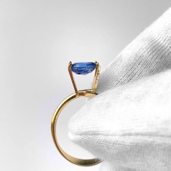 Dieser blaue Edelstein ist ein ovaler Saphir.