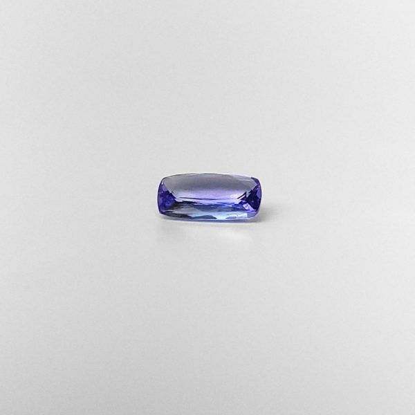 Dieser Tansanit in antik-Form und Treppen-Schliff besitzt kleine Defekte schwierig zu erkennen. die färbe der edelstein : tiefes Violettblau.