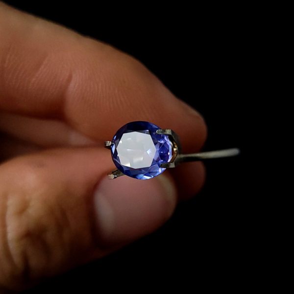 Dieser Tansanit in ovaler-Form und facetten-Schliff hat ein helles Violettblau Farbe.
