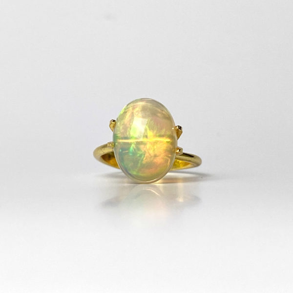 Dieser nachhaltige Edelstein Von Schütt ist ein ovaler bunter Opal.