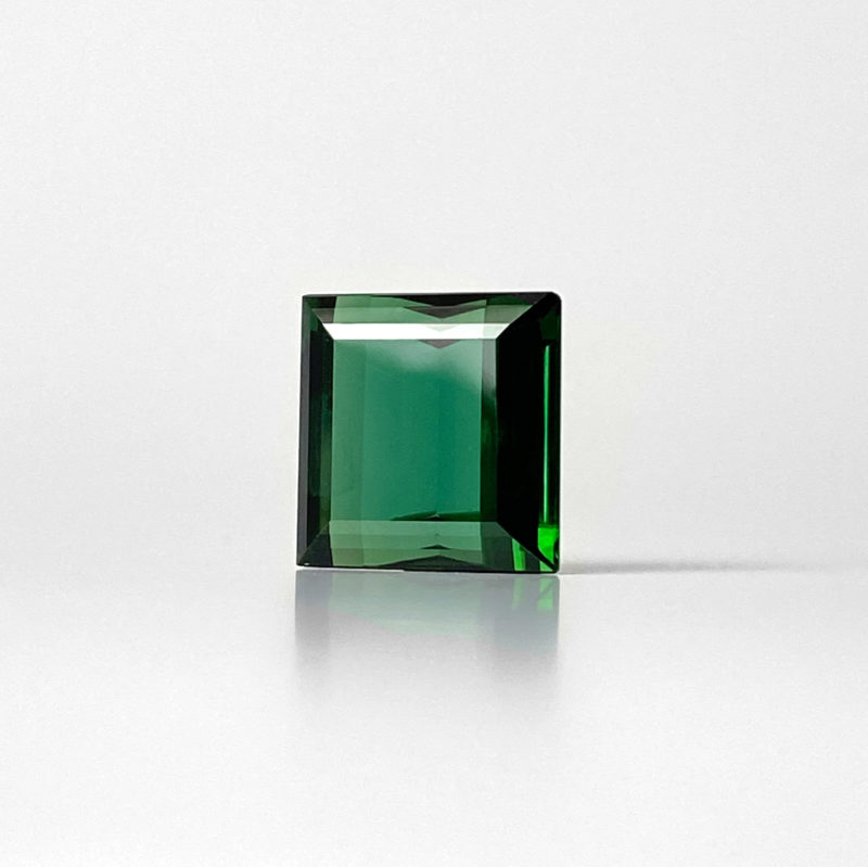 Dieser nachhaltige Edelstein Von Schütt ist ein quadratischer Turmalin in Grün.