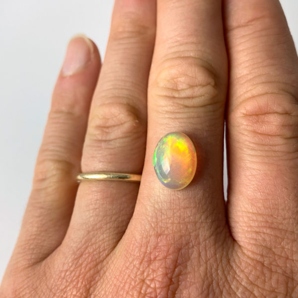 Dieser nachhaltige Edelstein Von Schütt ist ein ovaler bunter Opal.